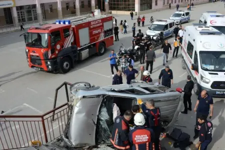 Avtomobil idarəetmədən çıxdı: - məktəb həyətinə girdi