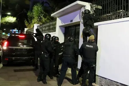 Polis səfirliyə basqın etdi