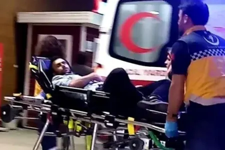 Zarafat edən dostunu - BIÇAQLADI