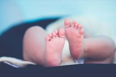 Məscidin həyətində yeni doğulmuş körpə tapıldı