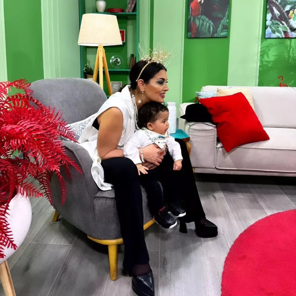 Elza Seyidcahan yeni doğulan nəvələri ilə - Fotolar