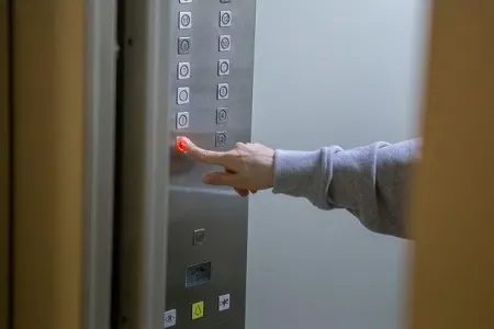 Qonşusu ilə eyni liftə minməmək üçün onu bıçaqladı, - sonra da...