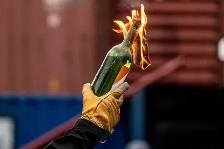 Rusiya səfirliyinə “Molotov kokteyli” atıldı