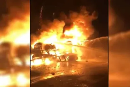 Magistral yolda yanacaqla dolu tanker aşaraq alovlandı