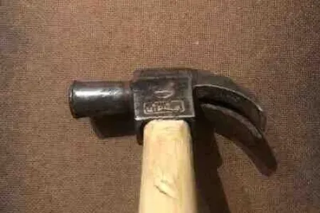İçki içən anasını çəkiclə döyüb öldürdü
