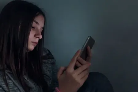 Smartfonlara aludə olan uşaqlarda bu risk daha yüksəkdir