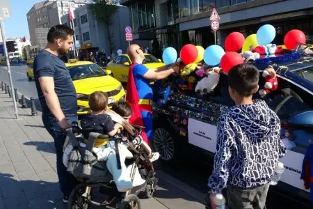 Maşınını konfet və oyuncaqlarla bəzədi - FOTO