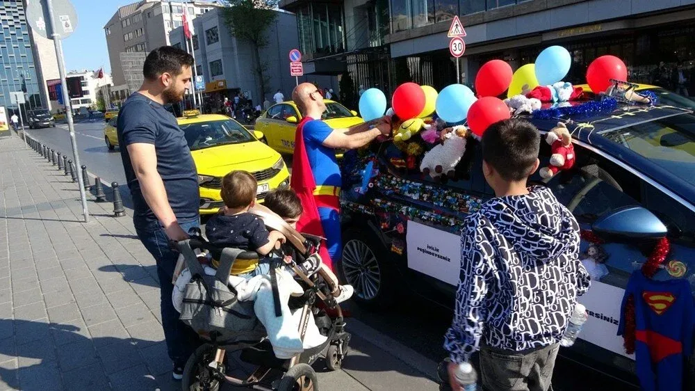 Maşınını konfet və oyuncaqlarla bəzədi - FOTO