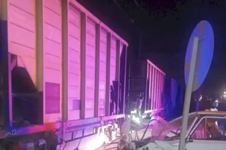 Azərbaycanda qatar minik maşınını vurdu: - Yaralılar var - FOTOLAR