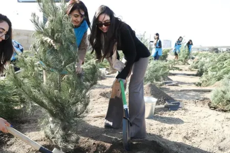 Bakıda Leyla Əliyevanın iştirakı ilə ağacəkmə aksiyası keçirilib
