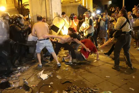 Tiflisdə növbəti etiraz: Xüsusi təyinatlılar hərəkətə keçdi