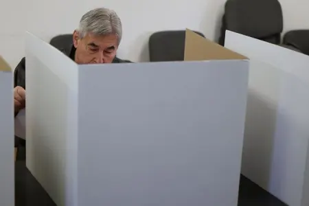 Xalq ümumi seçkilər üçün sandıq başında