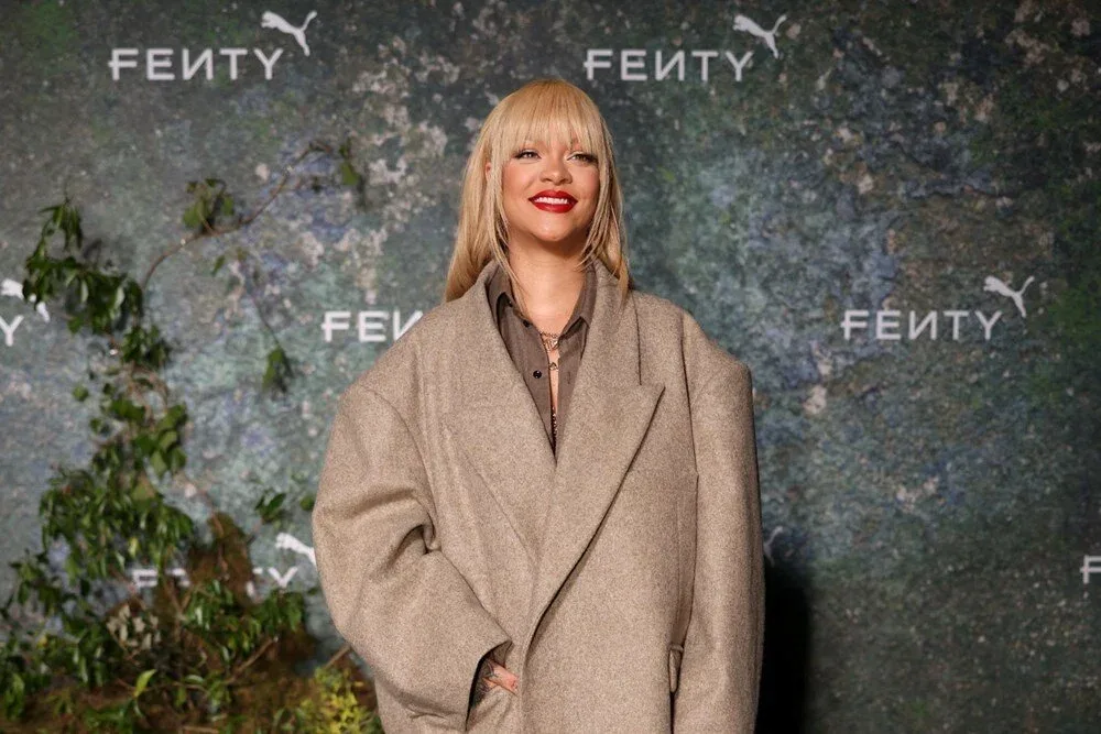 Rihanna artıq sarışındır - FOTOlar