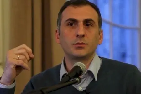 Polislər deputatı dəyənəklə döydülər, qabırğası sındı