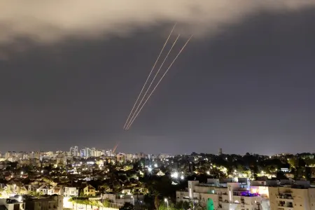 İsrail Suriyanın şimalını bombaladı - VİDEO