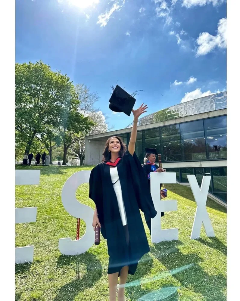 "Rəsmi gözəl" məzun oldu - FOTO