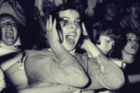 Məşhur müğənninin obsesif fanatı həbs edildi - FOTO