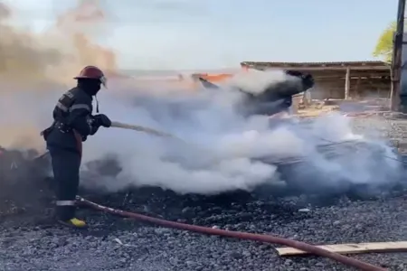 Bakıda taxta bazarı yanır