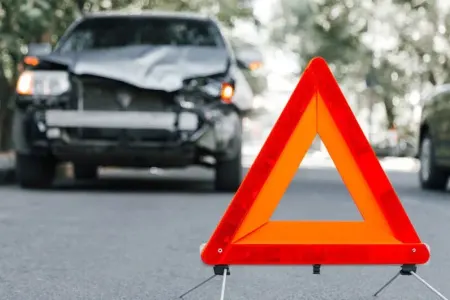 Oğuzda avtomobil dirəyə çırpılıb, xəsarət alanlar var