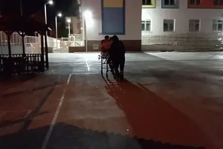 Məktəbin həyətində bıçaqla hücum