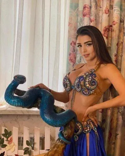 Evində ilan saxlayan azərbaycanlı məşhur kimdir? - FOTOlar