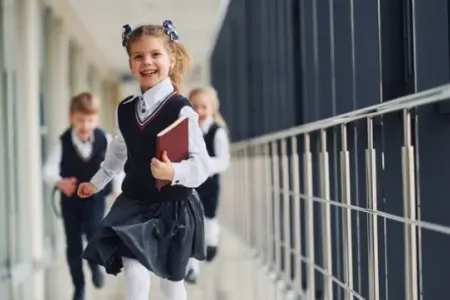 15 yaşlı məktəbli iki qızı bıçaqladı