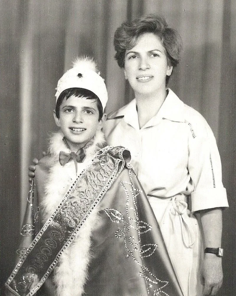 Teoman anası ilə uşaqlıq şəklini paylaşdı - HƏMİN FOTO