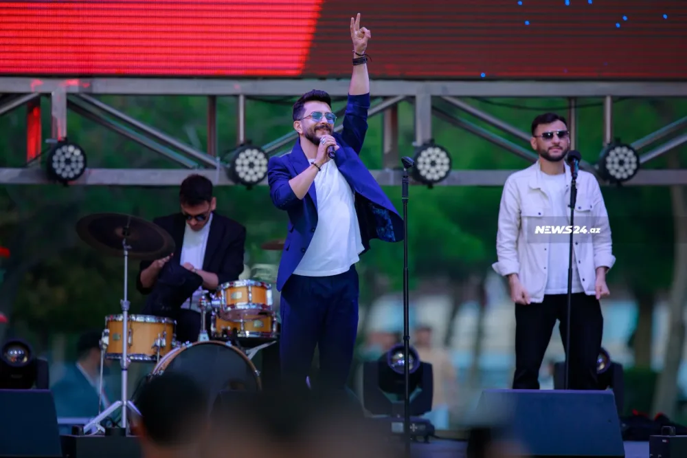 Toydan sonra ilk dəfə səhnəyə çıxdı - FOTOLAR