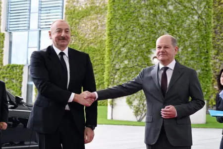 Prezidentin Şoltsla görüşü başladı