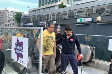 Taksim metrosunda relslərin üzərinə tullandı..