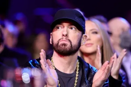 Eminem pərəstişkarlarına şad xəbər