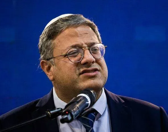 Qırmızı işıqda keçən NAZİRİN maşını aşdı - FOTOLAR