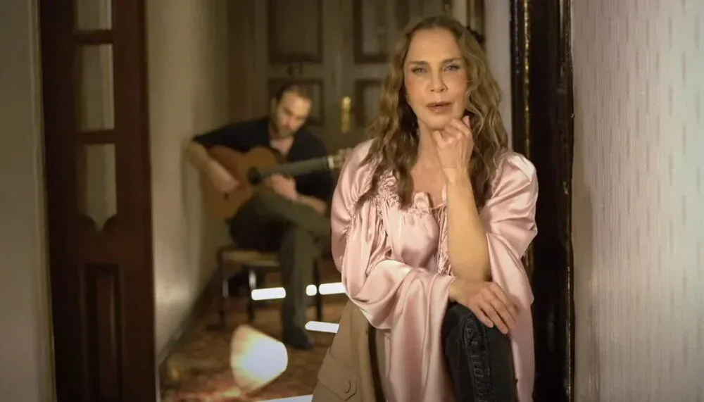 Sertab Erenerin yeni halı hərkəsi ŞOKA saldı - FOTO