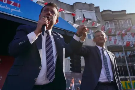 Özgür Özəl və İmamoğlu Saraçhanedən ayrıldılar