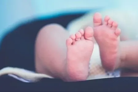 16 yaşlı qız yeni doğulmuş körpəsini çantada xəstəxanaya apardı