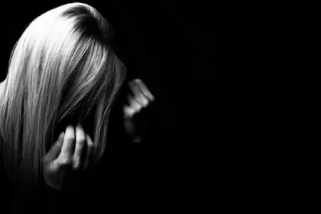 Küçə ortasında qadının boğazını kəsdi