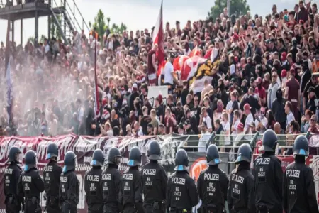 Futbol matçında iğtişaş: - Yüzlərlə polis yaralandı