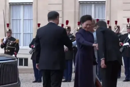 Çin liderinin xanımı Makronun əl öpmək arzusunu ürəyində qoydu - – VİDEO