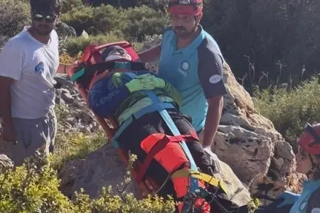 Paraşütçü qayalara çırpıldı