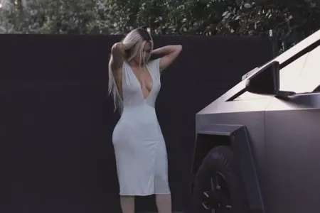 Kim Kardaşyan büsqaltersiz gəzdi - FOTO