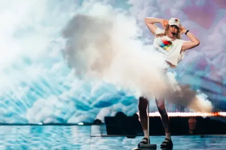 Avroviziya: Səhnəyə alt paltarsız çıxdı - VİDEO