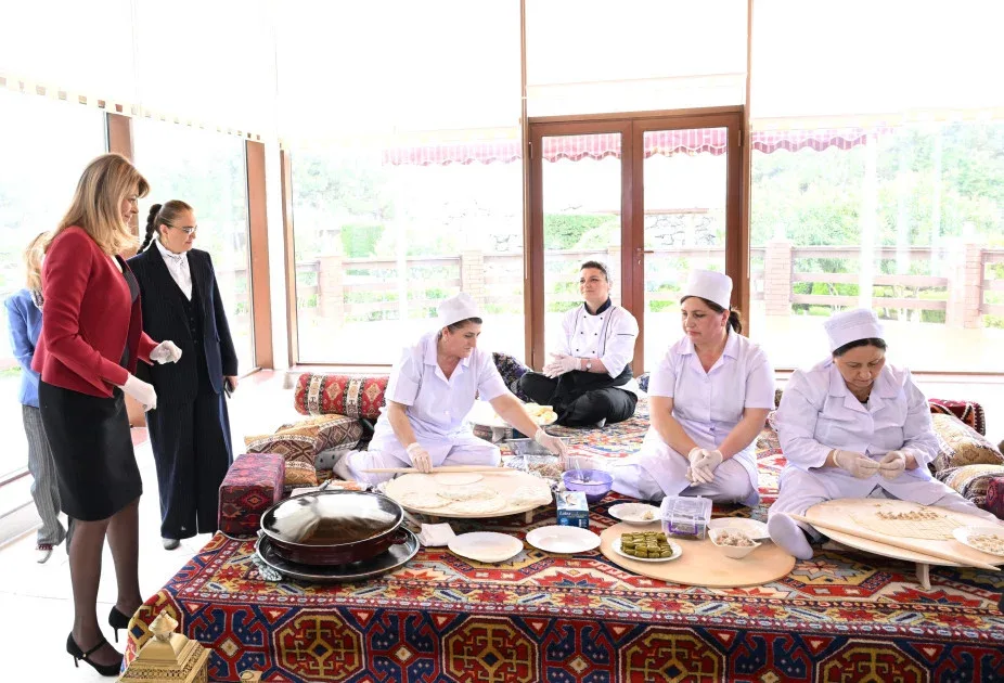 Prezidentin xanımı Bakıda dolma bükdü - FOTO