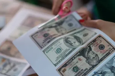 Hesabı saxta dollarla ödədi..