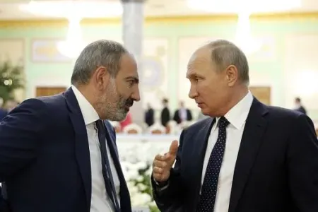 Putinlə Paşinyanın kritik görüşü başladı