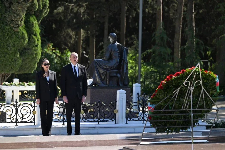 İlham Əliyev və Mehriban Əliyeva Heydər Əliyevin məzarını ziyarət ediblər - FOTO