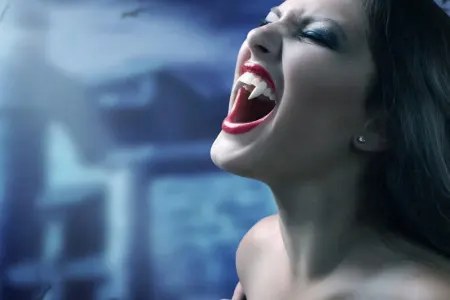 Qadın nadir xəstəlik səbəbindən "vampir"ə çevrildi
