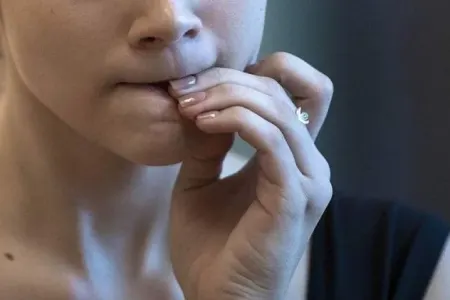 Dırnağını yeyənlərdə 10 cür xəstəlik yaranır