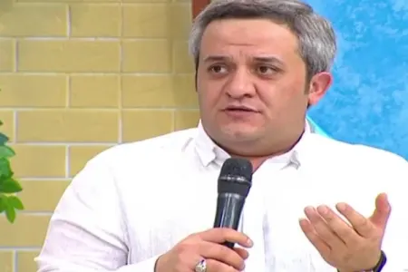 "Sədərəkdən 15 manata mikrofon alıb, məni müzakirə edir"