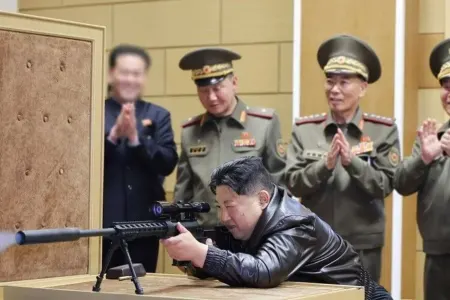 Kim Çen In silah fabriklərini yoxladı