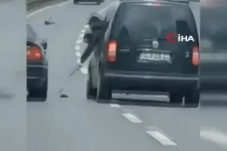 Avtomobilə lomla hücum etdi: - ANBAAN GÖRÜNTÜLƏR